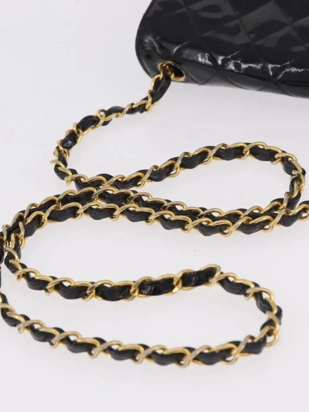 CHANEL Mini Matelasse 17 Chain Bag Patent leather Black Gold CC Auth 184825V